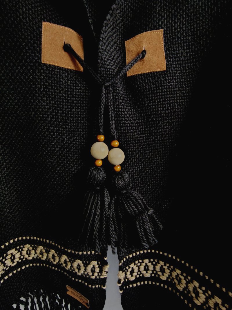 Ponchos con presillas tejidos en telar Curico artesanales